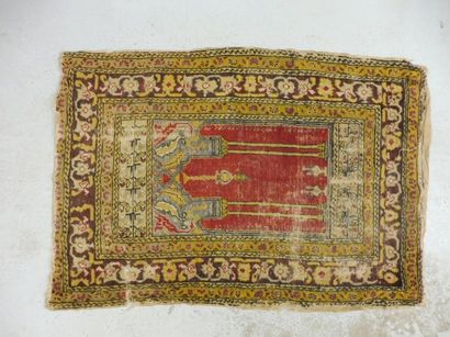 null 3 TAPIS à mihrabs à fond rouge 122 x 87 cm (usure) ; à hexagone central et à...