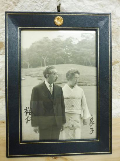 null PHOTO ENCADREE ‘’l’empereur HIROHITO et l’impératrice’’ 22 x 15,5 cadre motif...