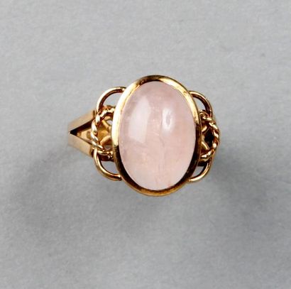null BAGUE ornée d'un cabochon ovale de quartz rose.
Monture en or jaune (585).
Poids:...