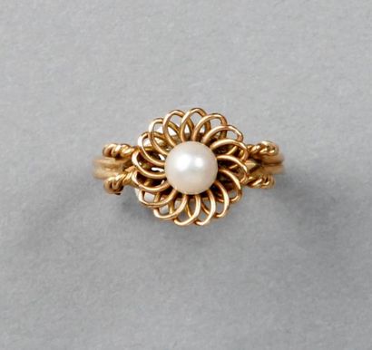 null BAGUE ornée d'une perle de culture, monture en fils d'or jaune. Pds: 2,6 g