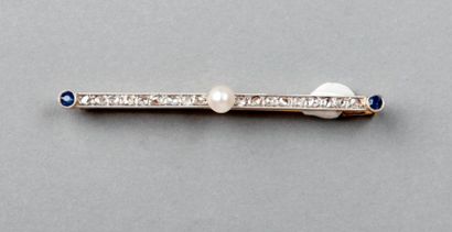 null BROCHE barrette ornée d'une perle au centre d'une ligne de diamants taillés...