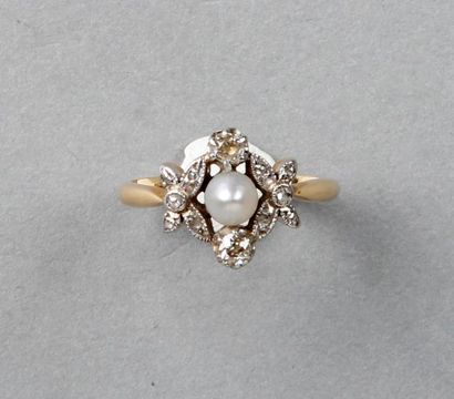 null BAGUE ancienne ornée d'une perle bouton entre deux brillants au centre de deux...