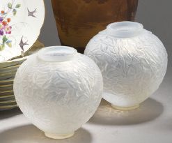RENE LALIQUE (1860-1945) 
Vase «Gui». Épreuve de tirage industriel réalisée en verre...