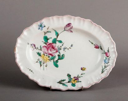 MOUSTIERS, Manufacture de FERRAT PLAT ovale en faïence décoré en petit feu de fleurs.
XVIIIe...