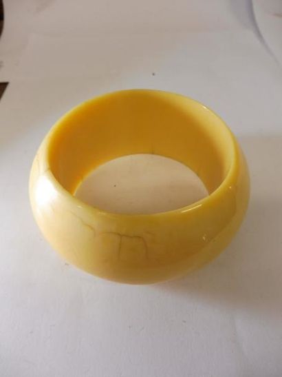 null BRACELET BOMBE ivoire travail africain diam intérieur 6,5 cm et extérieur 9...