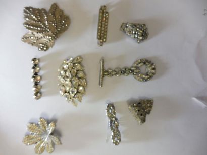 null LOT comprenant : 5 plaques broche, 2 broches (manque une épingle), 2 clips (manque...