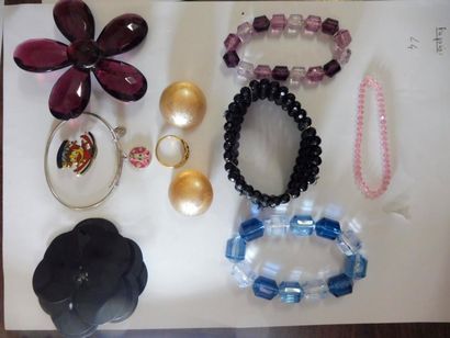 null LOT de 3 broches, 5 bracelets, bague, paire de boucles d’oreille