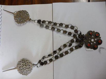 null COLLIER constitué d’une double chaine agrémentée de rosettes en pendentif central...