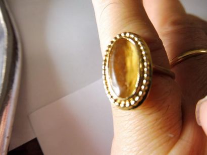 null BAGUE ornée d’une citrine de forme navette, entourage perlé, or jaune 4,54 g....