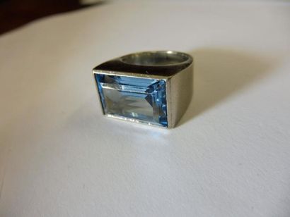 null BAGUE ornée d’une pierre bleue taille émeraude, monture argent – 11 g. brut...