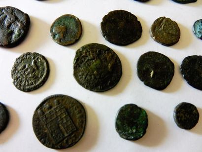null 1 LOT de 50 petites pièces en bronze, d’époque romaine