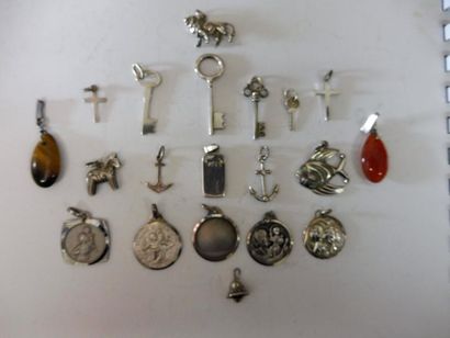 null 15 PENDENTIFS : clefs, croix, animaux, pierres décoratives : argent et 5 MEDAILLES...