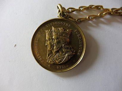 null SAUTOIR maillon écrevisse en opposition or jaune 1838-1919 – 30 g.et médaille...