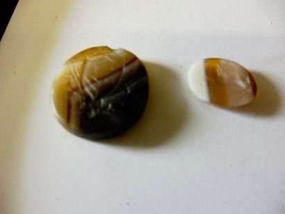 null DEUX INTAILLES ovales sur agate rubanée motif pour l’une armoirie en écusson...