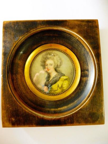 null MINIATURE "Marie Antoinette à la robe jaune " aquarelle sur ivoire de forme...