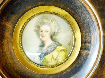 null MINIATURE "Marie Antoinette à la robe jaune " aquarelle sur ivoire de forme...