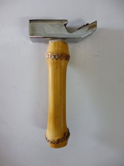 null DECAPSULEUR "en marteau" tête métal chromé prise en bambou vers 1950