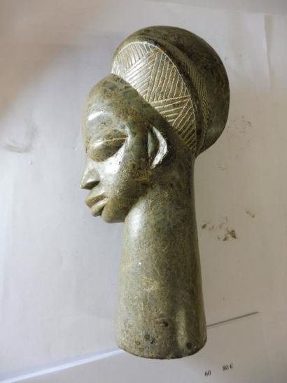 null TETE DE FEMME A LA COIFFURE COTELEE

Pierre de MBINGOU au GABON H : 19 cm