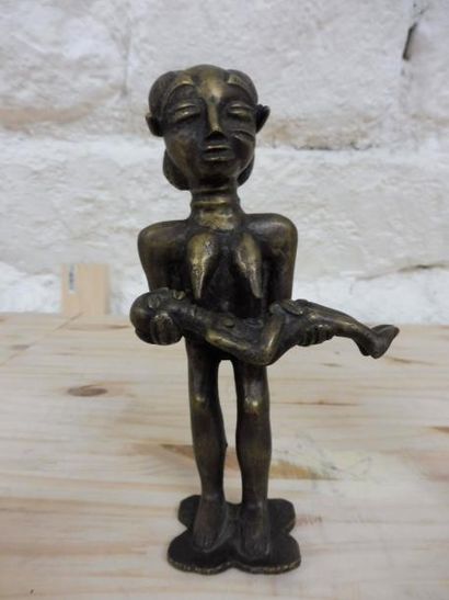 null COUPLE DE PERSONNAGES tenant enfant, faucille et poulet. Bronze du BENIN H :...