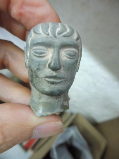 null LOT comprenant : une tête de personnage en basalte H : 4 cm, un dauphin en bronze...