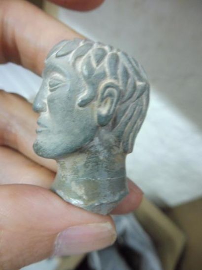 null LOT comprenant : une tête de personnage en basalte H : 4 cm, un dauphin en bronze...