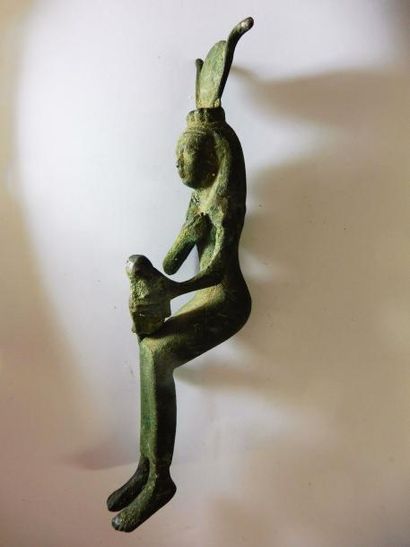 null LA DIVINITE ISIS bronze à patine verte dans le goût de l’Egypte antique H :...