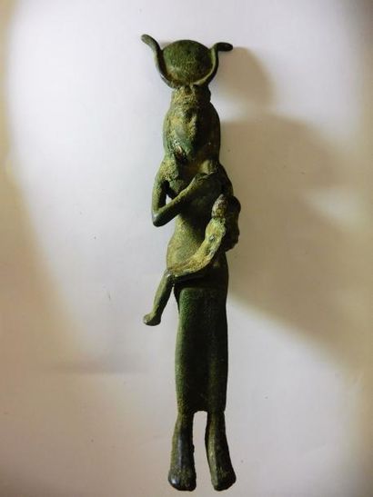 null LA DIVINITE ISIS bronze à patine verte dans le goût de l’Egypte antique H :...