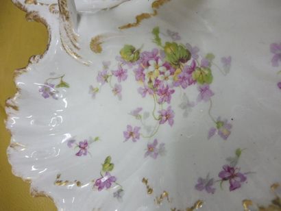 null COUPE A APERITIF à deux compartiments décor à la violette rehaut de dorure porcelaine...