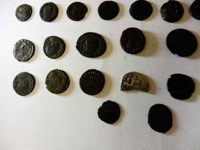 null 5 LOTS de 52 petites pièces en bronze, d’époque romaine