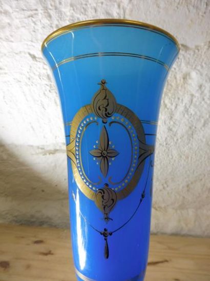 null PAIRE DE VASES CORNETS sur pied rond décor cartouche ovale doré perlé et frise...