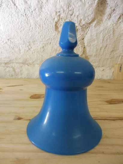 null 2 BOITANTS en forme de cloche renversée opaline bleue H : 14 cm – diam 10 cm...