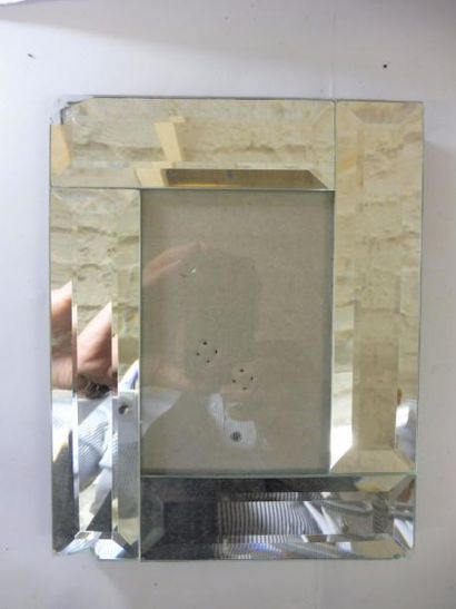 null 2 CADRES PHOTO constitués d’un encadrement en miroir taillé 24 x 18 cm (un petit...