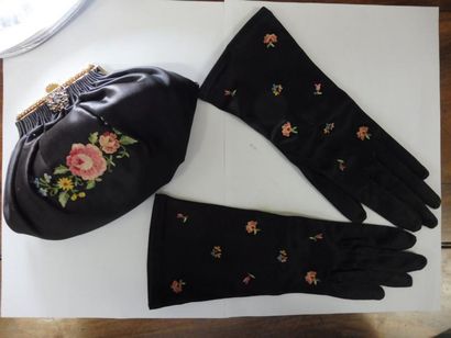 null ENSEMBLE constitué par un sac et paire de gants décor floral en guirlande et...