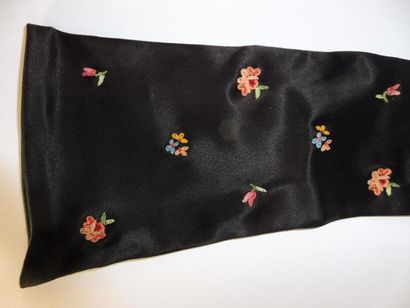 null ENSEMBLE constitué par un sac et paire de gants décor floral en guirlande et...