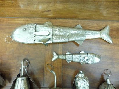 null PENDENTIFS métal argenté travail péruvien comprenant : 2 poissons articulés,...