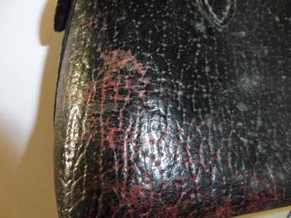 null SAC DE POUPEE cuir grainé noir sur fond rouge fermeture éclair vers 1935 – 15...