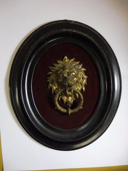 null PETIT HEURTOIR "tête de lion" bronze doré H : 13,5 cm dans un cadre ovale en...