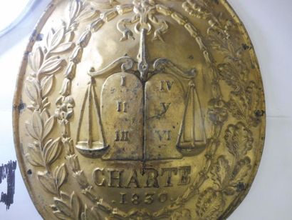 null PANNEAU DE NOTAIRE "à la charte 1830" laiton doré époque Charles X - 41 x 33...