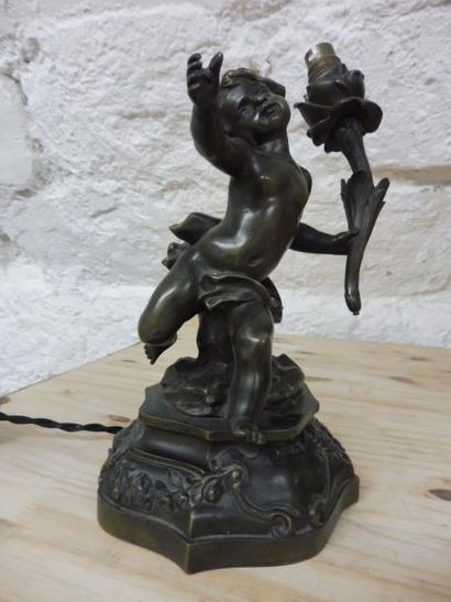 null "L’enfant à la rose " tenant un luminaire bronze à patine brune H : 22,5 cm...