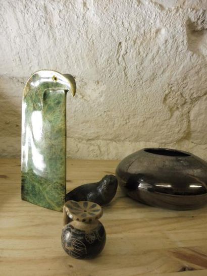 null LOT comprenant : petit Aryballe grecque H : 4,2 cm, un Faucon en pierre verte...