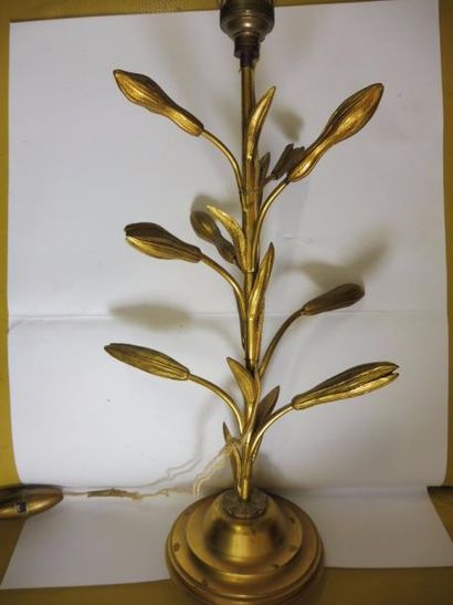 null LAMPE à base ronde "tige de lys en bourgeon" bronze doré H : 35 cm monté à ...