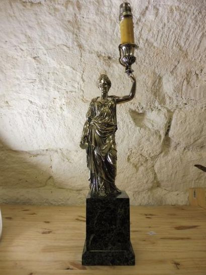 null LAMPE constituée par une représentation de la déesse antique Cybèle coiffée...