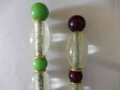 null PAIRE DE STYLOS à décor de perles en verre façon cristal de roche et boules...