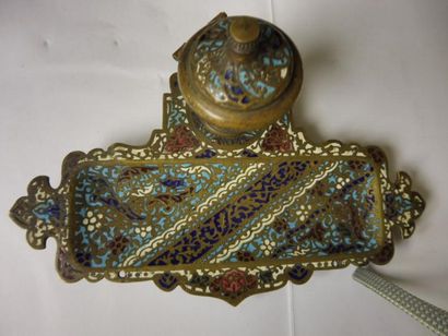 null ENCRIER et son Plateau porte-plume décor d’émaux cloisonnés sur bronze H : 6...