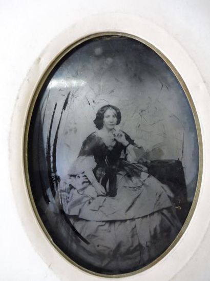 null PHOTO sur verre dit daguerréotype "femme de qualité dans une robe à panier"...
