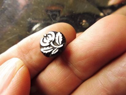 null LOT DE PETITS BOUTONS : 12 ronds "fleur " métal sur noir diam 1,1 cm – 7 ronds...