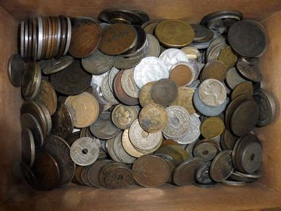 null 391 PIECES de monnaie, tous pays : XIXème et XXème dans un coffret en bois