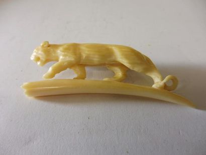 null BROCHE "lionne marchant ivoire long 6,5 cm