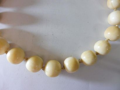 null COLLIER ras du cou constitué de 23 perles rondes en choker en ivoire 17,5 mm...
