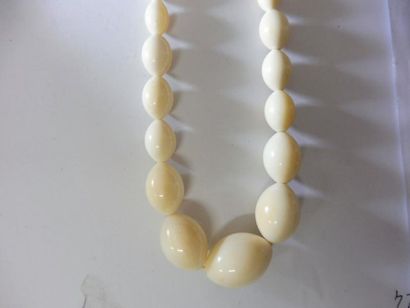 null COLLIER perles olive en chute ivoire (très frais) long. 61 cm 20